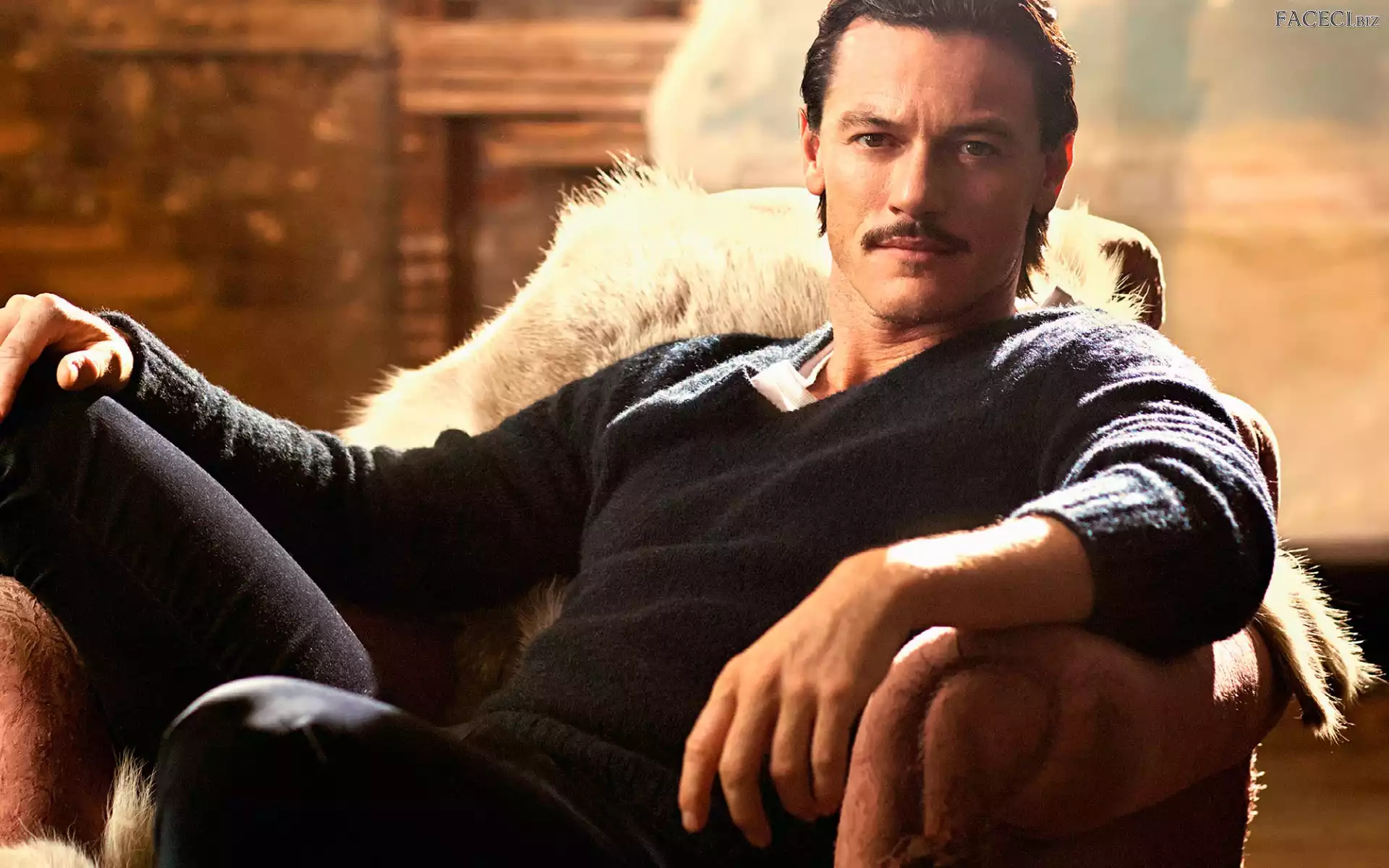Brunet, Fotel, Luke Evans, Wąsy