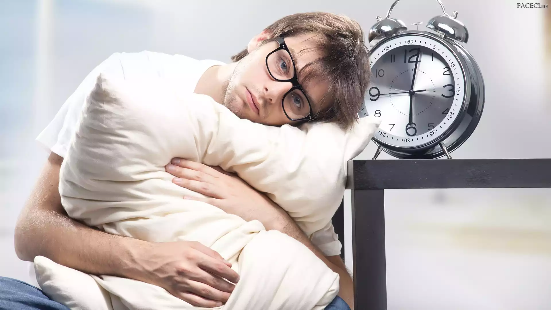 Okulary, Poduszka, Mężczyzna, Budzik