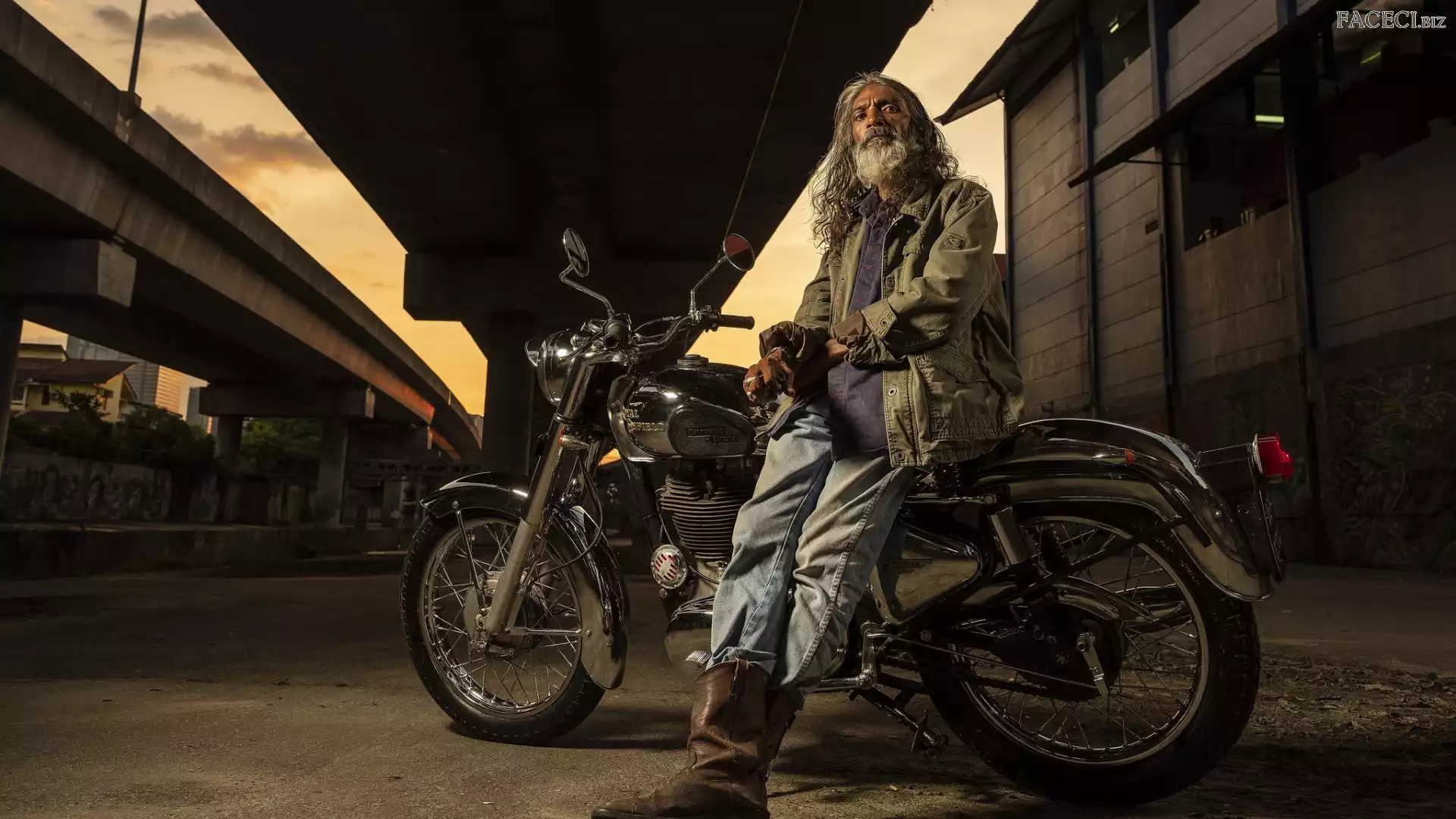 Royal Enfield, Mężczyzna, Motocykl