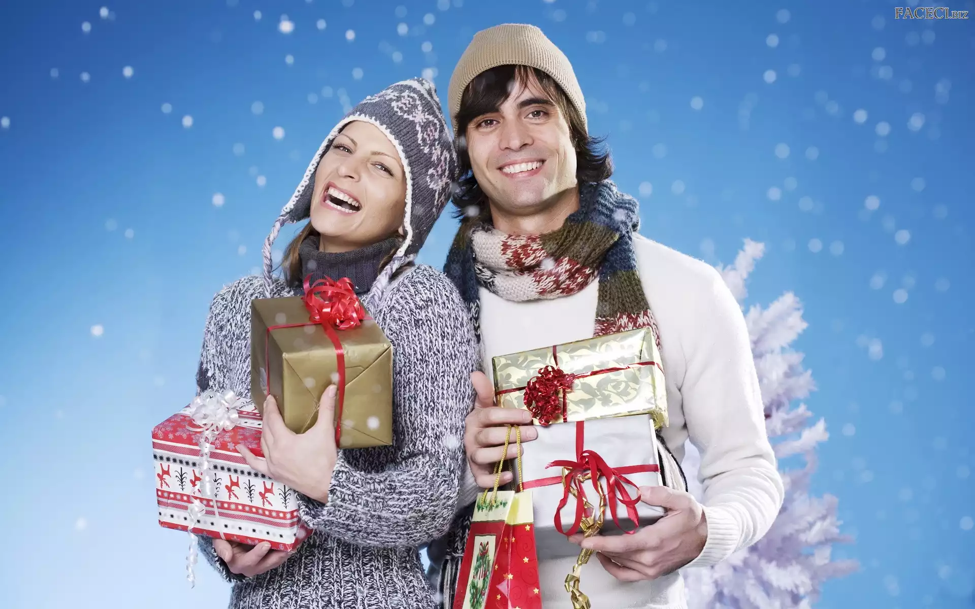 Śnieg, Czapki, Prezenty, Uśmiech, Ciepłe